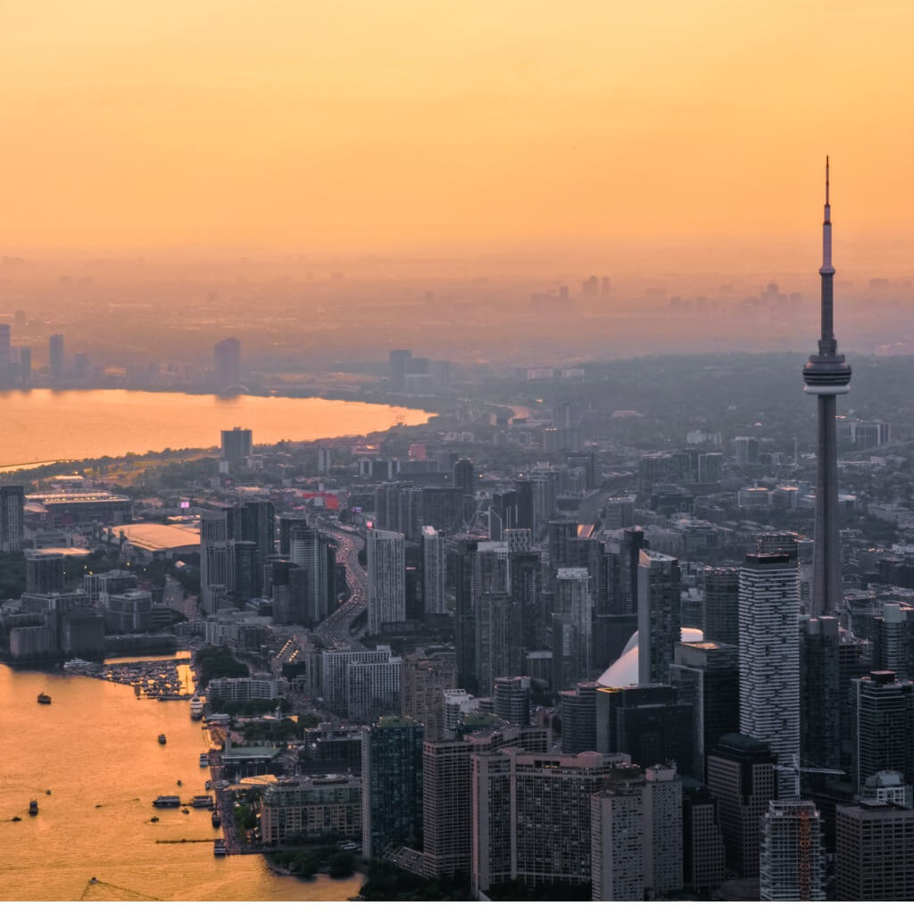 view-of-cityscape-with-cn-tower-picture-id1285960209